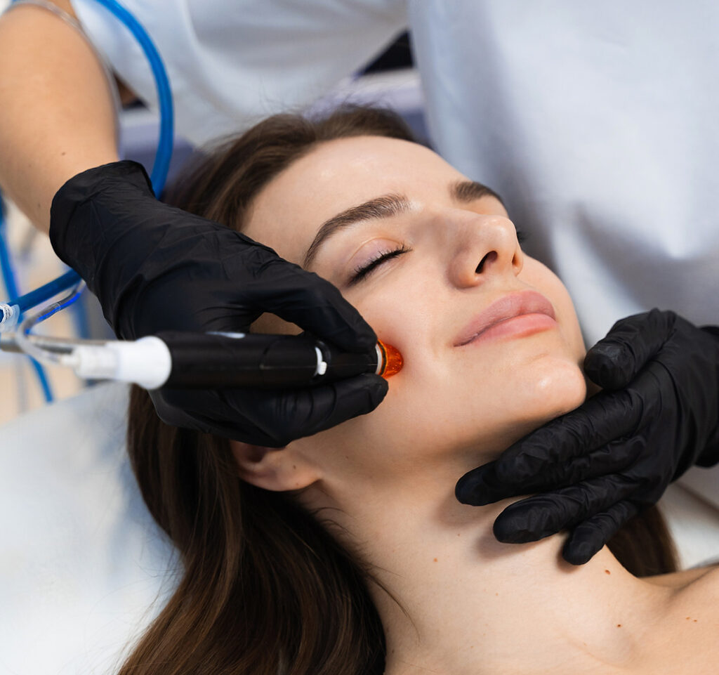 cleansing-skin-with-hydrafacial-hardware-cosmetologist-hydrafacial-facial-cleansing-skinca