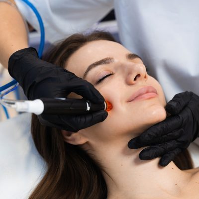 cleansing-skin-with-hydrafacial-hardware-cosmetologist-hydrafacial-facial-cleansing-skinca